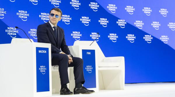 Ochelarii purtați de Macron la Davos declanșează un raliu bursier spectaculos pentru un mic producător italian
