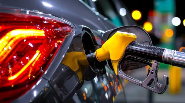 Prețul la pompă urcă, deși petrolul nu. Cât costă azi carburanții