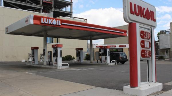 Lukoil își vinde divizia internațională către Carlyle Group