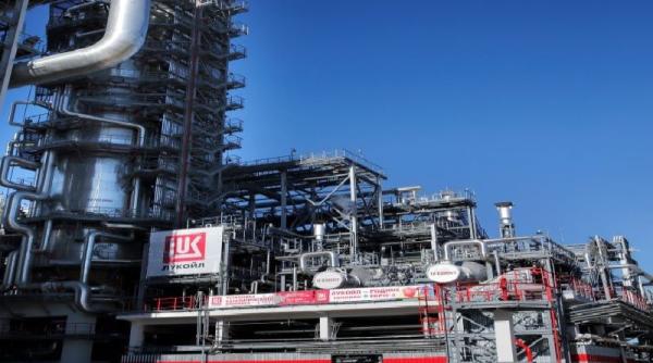 Carlyle caută finanţare în Emirate pentru activele Lukoil