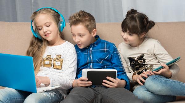 Tot mai multe state limitează accesul copiilor la rețelele sociale