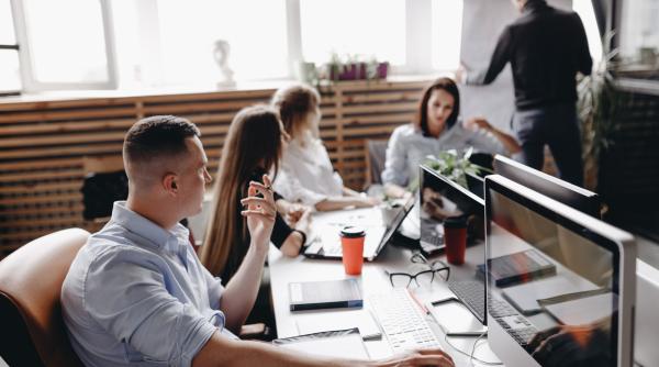 Peste 80% dintre angajatorii din România intenţionează să crească salariile în 2026 (Analiză)