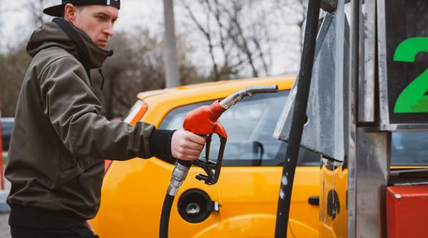 Carburanții se scumpesc din nou, deși petrolul dă înapoi. Ce se întâmplă la pompă