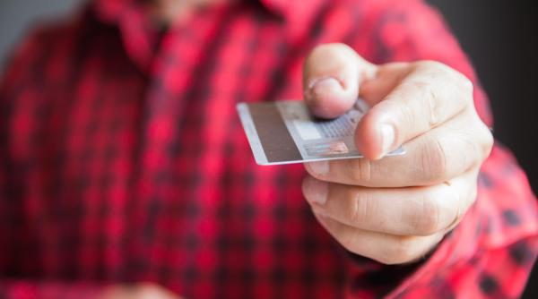 ANPIS: Persoanele cu dizabilităţi îşi primesc mai devreme banii pe card luna aceasta