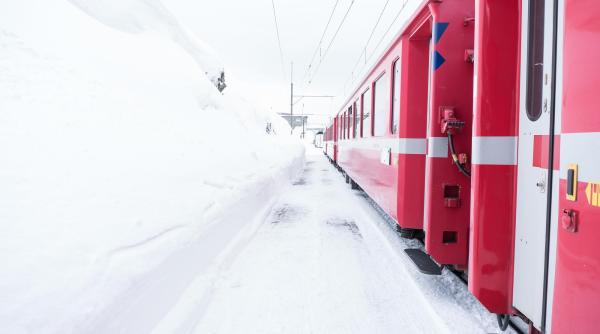 CFR Călători anulează zeci de trenuri din cauza ninsorilor