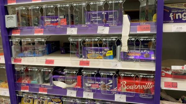 Magazinele din Marea Britanie au început să încuie ciocolata în cutii antifurt