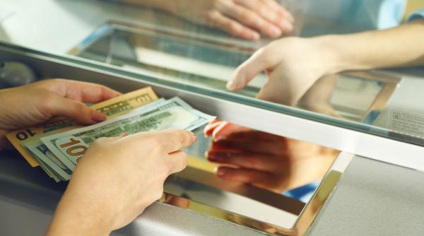 Cursul BNR. Euro scade ușor, francul elvețian urcă peste 5,62 lei