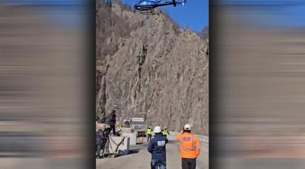 Lucrări spectaculoase la Vidraru. Hidroelectrica montează componentele cu elicopterul