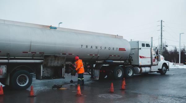 Reguli noi pentru firmele care importă și distribuie carburanți