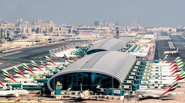 Aeroportul din Dubai își suspendă operațiunile după interceptarea unor rachete și drone lansate din Iran