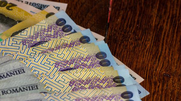 Leul recuperează teren faţă de euro şi dolar