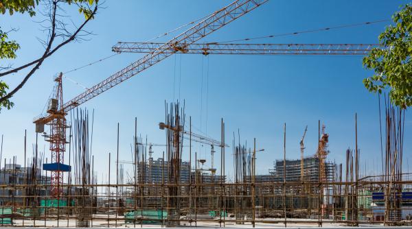 Construcțiile rezidențiale scad puternic. Numărul locuințelor finalizate scade cu peste 10.000 într-un an