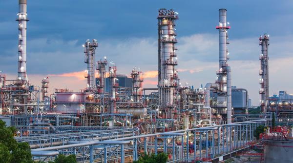 Aproape jumătate din stocurile de carburanţi ale României nu se află în ţară