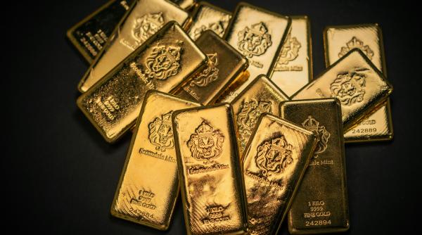 Aurul rămâne peste 5.000 dolari pe uncie în ciuda datelor pozitive din SUA