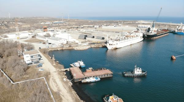 Intervenție de urgență în Portul Midia după scufundarea unui remorcher cu cinci oameni la bord