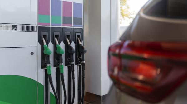 Plafonarea adaosurilor la carburanţi, pusă pe masa guvernanţilor
