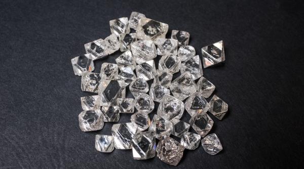 Criză în lumea diamantelor: fabrici închise, prețuri în cădere și haos total