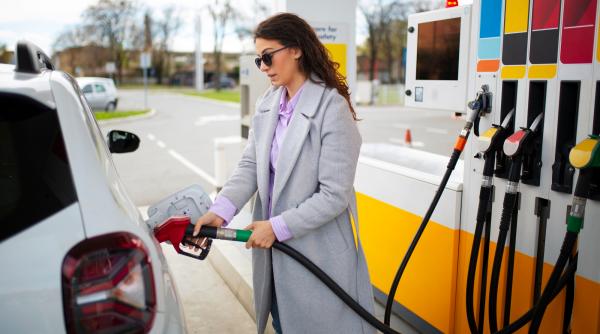 Haos la pompă: prețurile cresc zilnic, Guvernul amână decizia. Motorina spre 11 lei