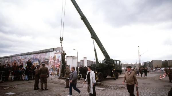 La 35 de ani de la căderea Zidului, salarii egale Est–Vest