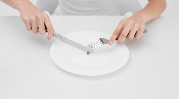 Criza ajunge în farfurie. Românii cumpără tot mai puțină mâncare