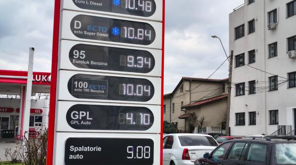 Benzina s-a ieftinit peste noapte! Unde găsești prețuri cu 30 de bani mai mici 