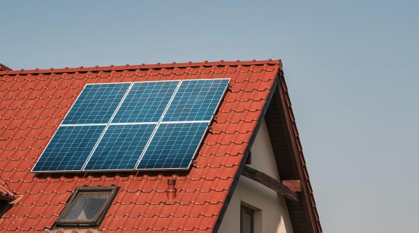 Reguli noi pentru prosumatorii cu o putere instalată de până la 27 kW. Document din Parlament