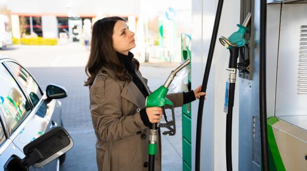 Benzina și motorina, mai ieftine cu până la 40 de bani în câteva zile