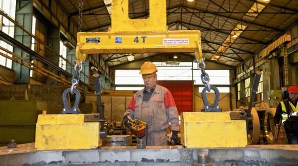 Semnal de alarmă: producția industrială scade, economia pierde ritm