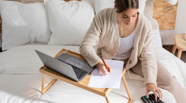 Cum îți gestionezi bugetul personal în perioadele cu cheltuieli mari: soluții care nu implică dobânzi