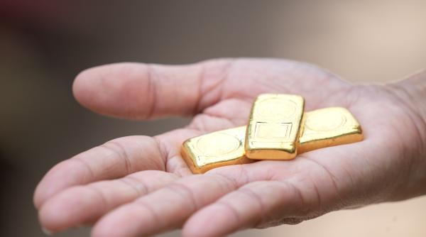 Cum investești în aur fizic vs ETF - ghid complet 2026