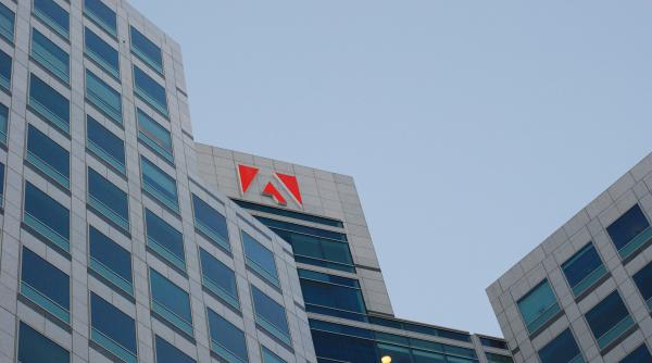 Adobe bagă 25 de miliarde de dolari în acțiuni, pe fondul fricii de AI