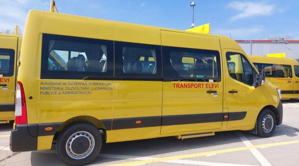 Reguli noi pentru șoferi - oprire obligatorie lângă microbuzele școlare