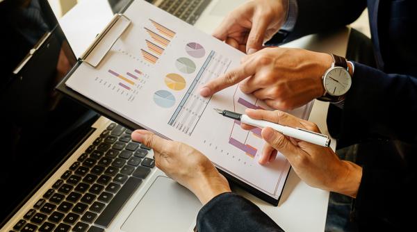 Prognoze pesimiste: Inflația urcă, economia încetinește, leul se depreciază