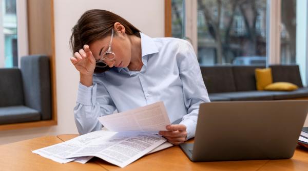 Statul ia bani direct din indemnizații: noua măsură care îi lovește pe datornici