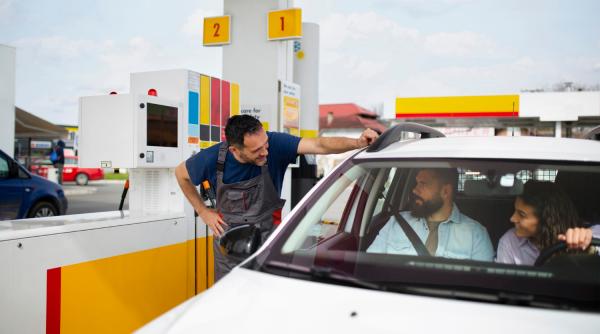Șoc la pompă: benzina ieftină a devenit mai scumpă decât premium. Prețurile azi