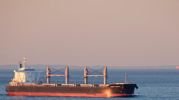 Petrolier deturnat de oameni înarmaţi