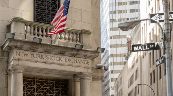 Wall Street închide pe roșu. Indicii americani în declin, în timp ce petrolul sare de 106 dolari pe baril