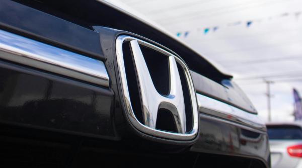 Honda abandonează obiectivul de vinde doar vehicule electrice