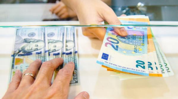 Leul rezistă la cursul BNR. Euro și dolarul scad, aurul urcă marginal