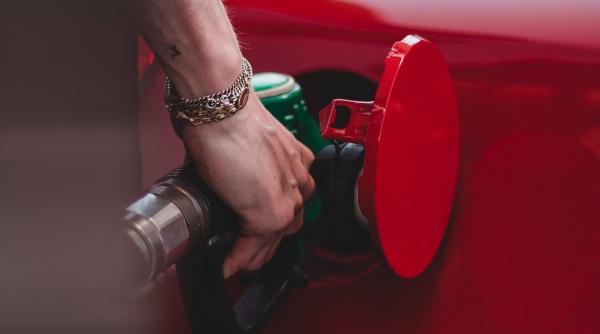 Prețurile la carburanți continuă să scadă. Cât costă azi benzina și motorina