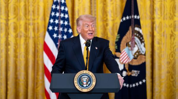 Trump, implicat în tranzacții pe bursă cu acțiuni Amazon, Apple, Microsoft și Nvidia