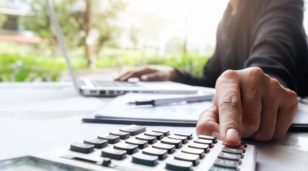Noua problemă a firmelor: nu mai rămân fără profit, rămân fără cash