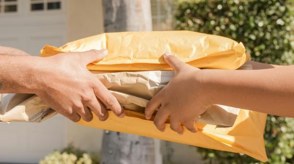 DHL, FedEx şi UPS cer UE să implementeze pe etape noile reglementări privind coletele cu valoare scăzută