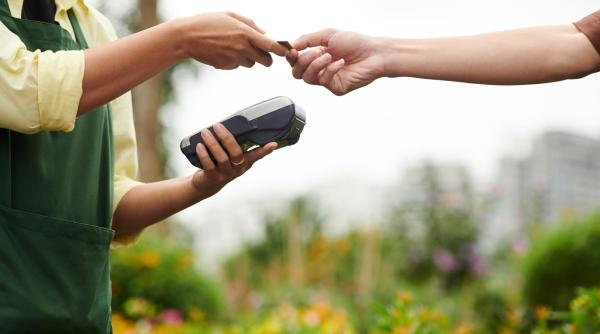 Limitarea plăților în numerar 2026. De ce eșuează digitalizarea în satele fără bancomate