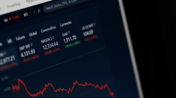Prăbușire spectaculoasă pe Wall Street. Boomul AI se fâsâie