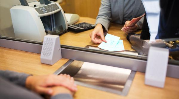 Ce faci dacă ai datorii la bancă și îți scade venitul. Greșelile care te costă cel mai mult