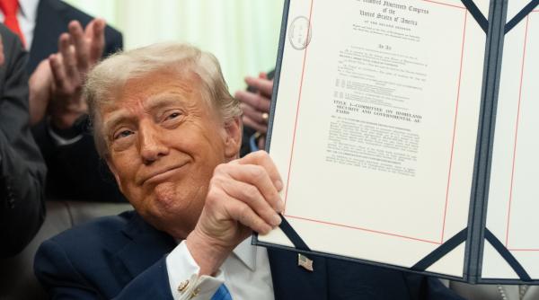 Trump: Acordul cu Iranul este finalizat. Strâmtoarea Ormuz, redeschisă imediat. "Să curgă petrolul în valuri!"