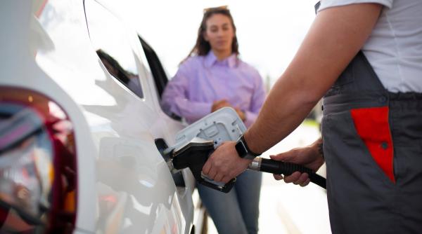 De ce carburanții nu scad la fel când petrolul se ieftinește