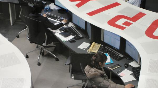 Bursele asiatice au întors brusc direcția. Investitorii se tem că acordul SUA-Iran se poate bloca