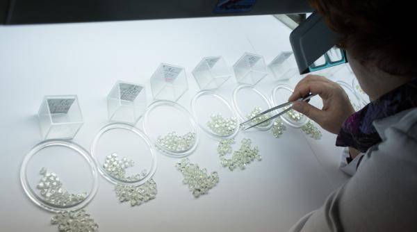De Beers e aproape de vânzare. Ce se întâmplă, de fapt, pe piața diamantelor